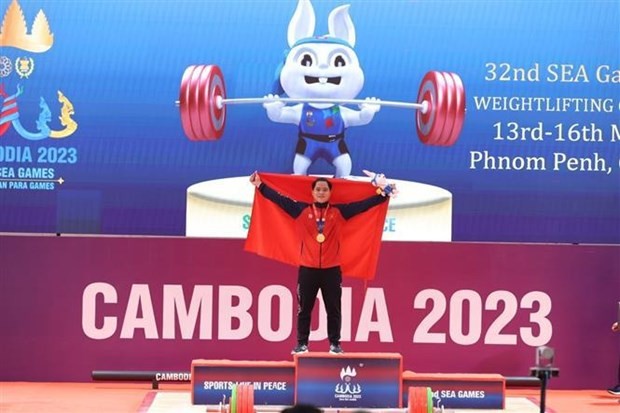 越南举重运动员阮国全赢得男子89公斤级冠军，打破运动会记录。