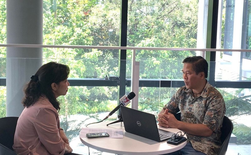 澳大利亚昆士兰大学政策未来中心的阮红海博士接受采访。（图片来源：越通社）