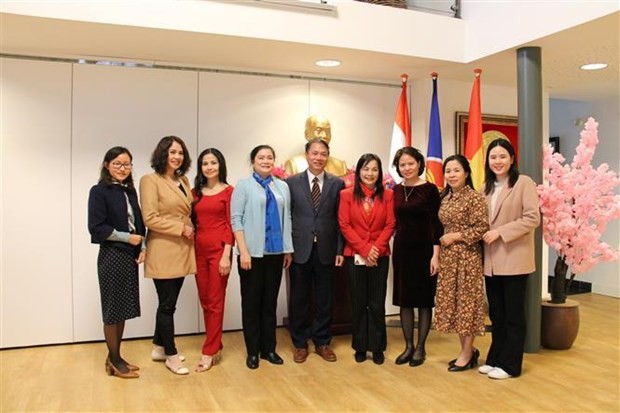  加强越南妇联与旅居荷兰越侨妇女之间的关系