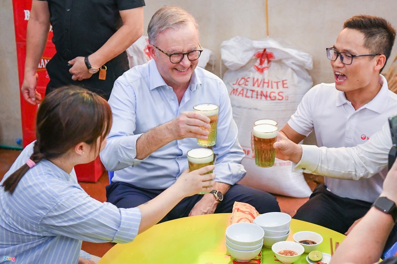 澳大利亚总理安东尼·阿尔巴尼斯喝河内啤酒。（图片来源：zing.vn）