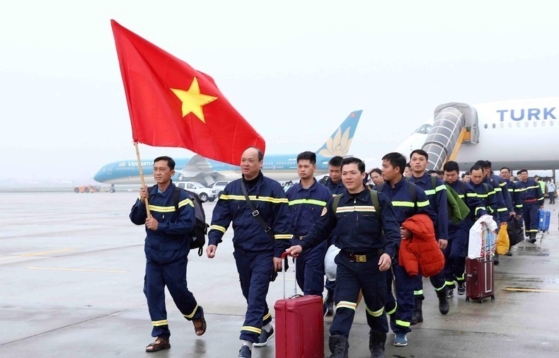 越南公安部搜救队抵达内排国际机场，完成在土耳其的任务。