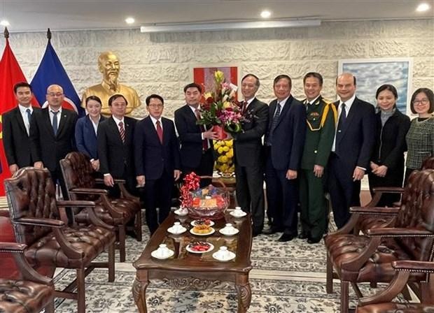 越南和老挝驻澳大利亚 大使馆干部合影。（图片来源：越通社）