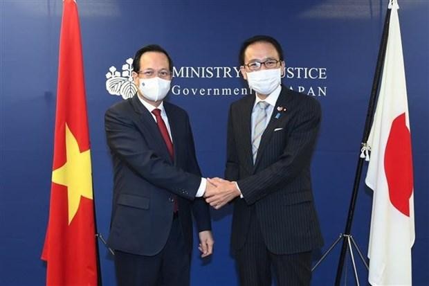越南劳动荣军与社会部长陶玉容和日本法务大臣叶梨康弘。（图片来源：越通社）