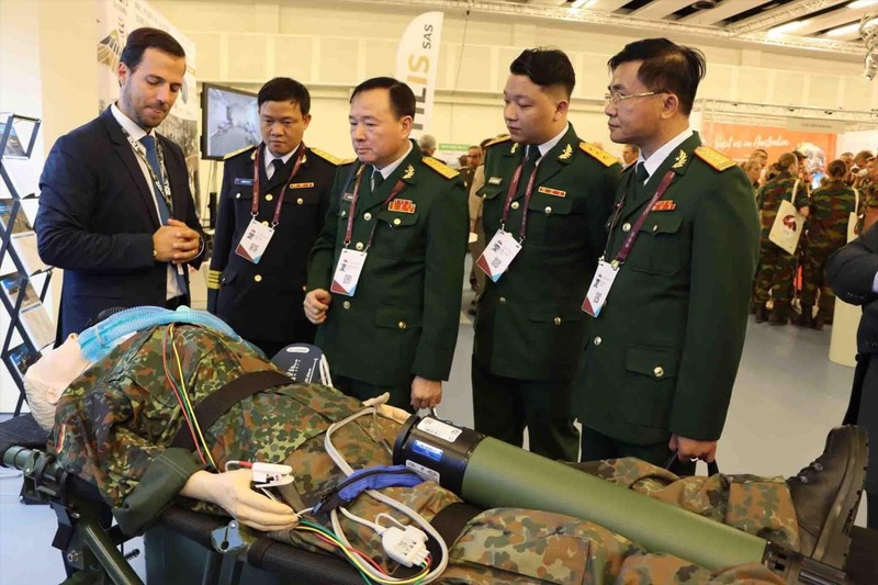 越南代表团在国际军事医学委员会第44次会议框架下学习借鉴心肺复苏急救经验。（图片来源：越通社）