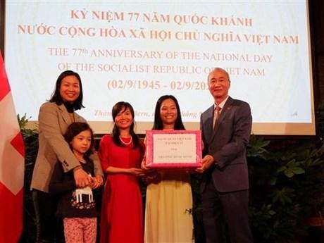 越南向瑞士越南人协会颁发奖状