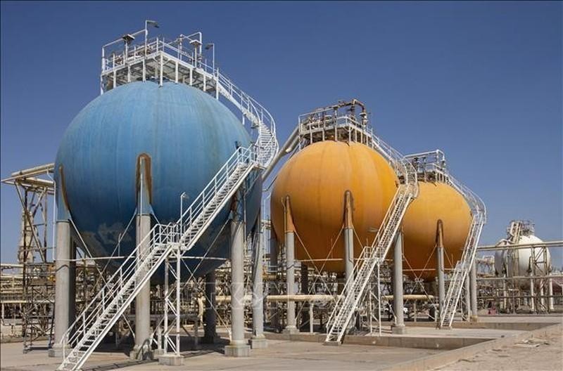 伊拉克霍尔祖拜尔一家石油和天然气厂的储油罐。（图片来源：法新社/越通社）