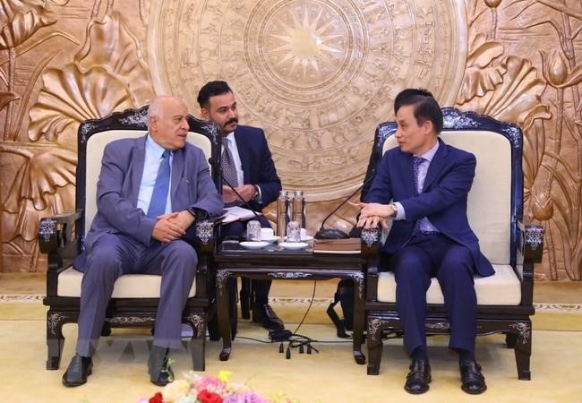越共中央委员、中央对外部部长黎怀忠与巴勒斯坦民族解放运动中央委员会秘书长拉朱布。
