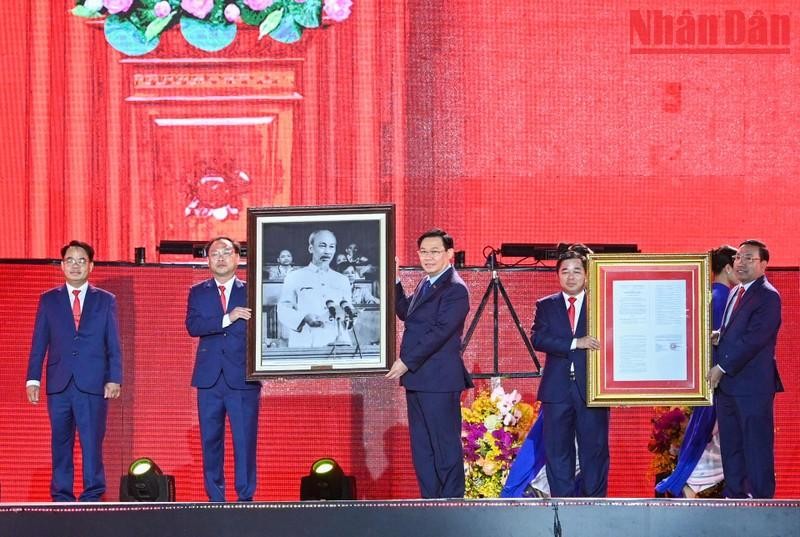 国会主席王廷惠出席太原省普安市成立决议公布仪式 。