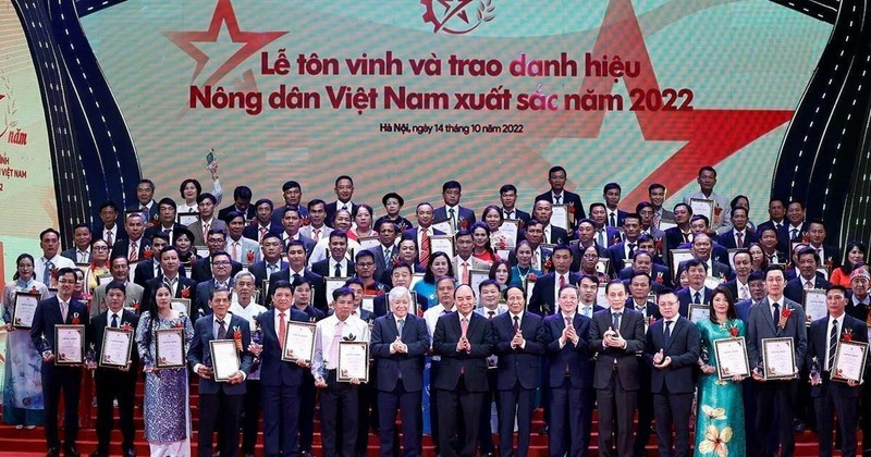 国家主席阮春福出席2022年越南100名优秀农民表彰大会。