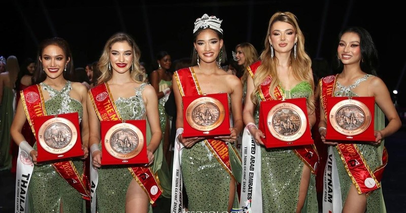 越南代表林秋红（右一）获得全球小姐第四亚军。