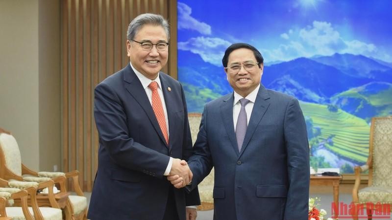 越南政府总理范明正(右)会见韩国外长朴振。