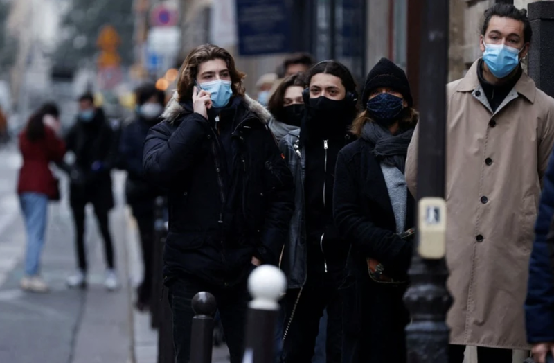 附图：2021年12月23日，在法国巴黎，Covid-19大流行蔓延期间，人们排队接受检测。（图片来源：路透社）