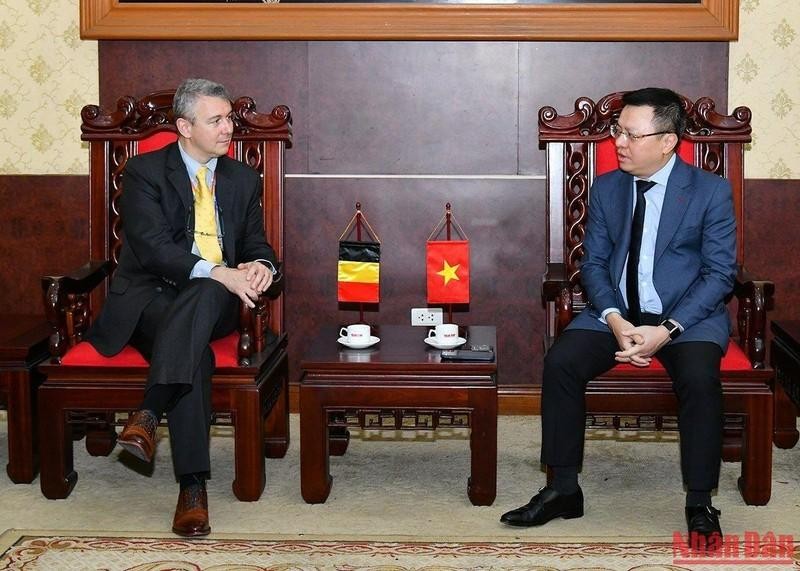 黎国明总编辑会见比利时驻越南大使卡尔·亨德里克·玛格丽塔·范登博什。