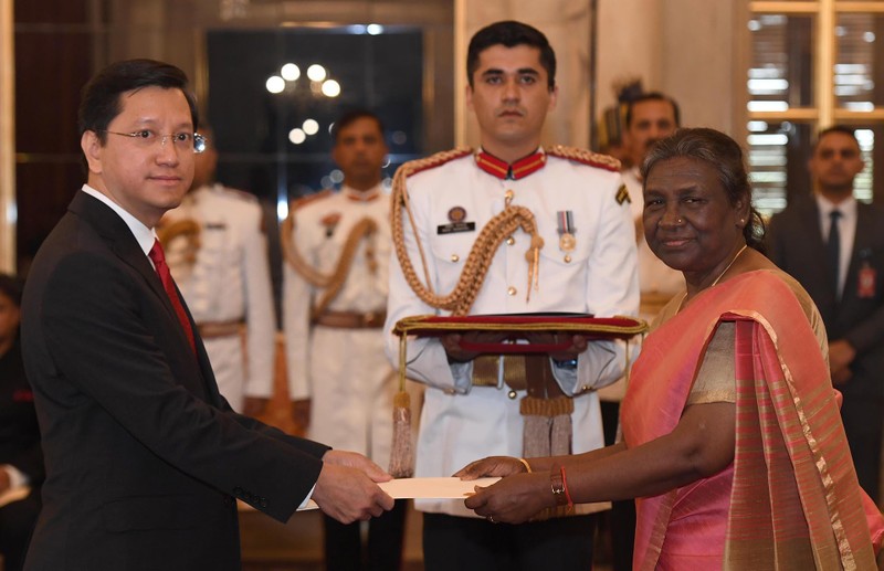 越南驻印度特命全权大使阮青海向印度总统德劳帕迪·穆尔穆递交国书。（图片来源：国际报）