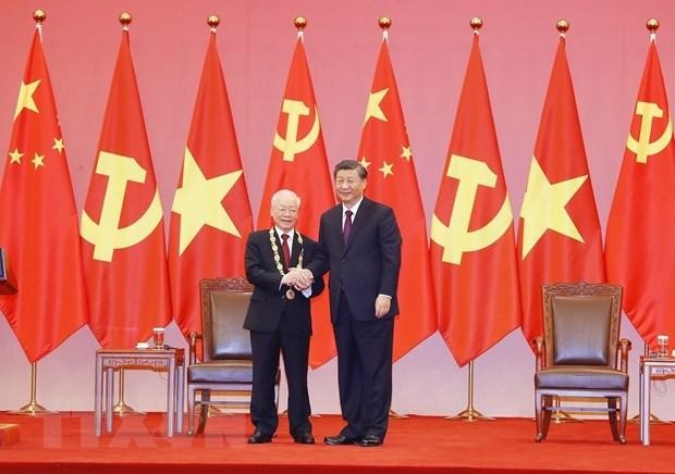 中共中央总书记、中国国家主席习近平在北京人民大会堂向越共中央总书记阮富仲授予中华人民共和国“友谊勋章”。（图片来源：越通社）