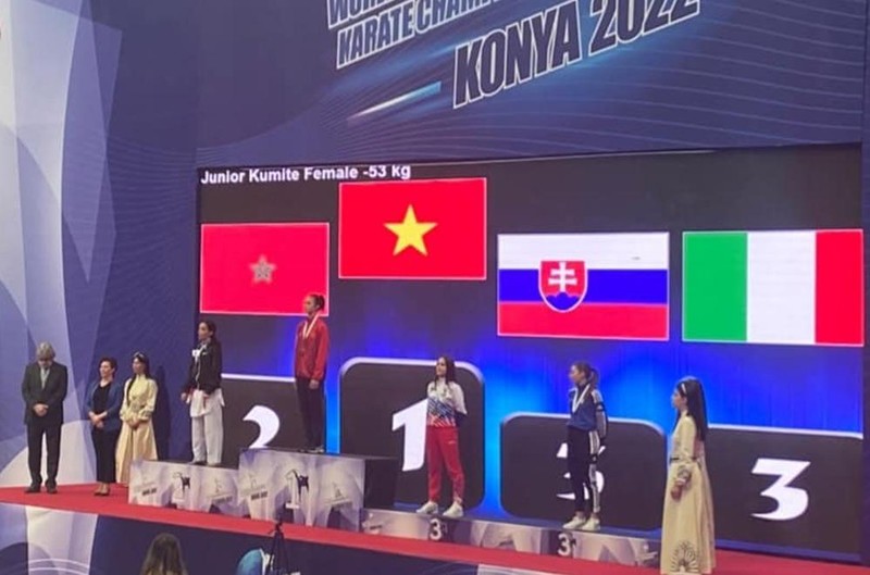 越南运动员阮氏妙璃在2022年世界青少年空手道锦标赛53公斤级组手项目比赛中获得金牌。