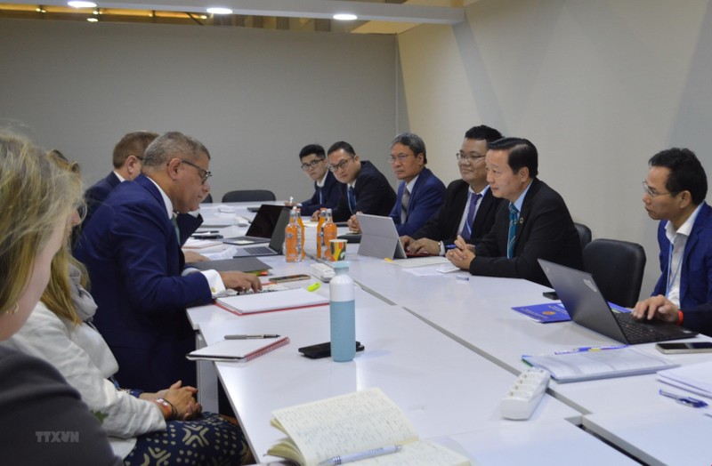 陈红河部长与代表英国、欧盟和七国集团的COP26主席阿洛克•夏尔马就支持越南能源转型举行工作会谈。（图片来源：越通社）