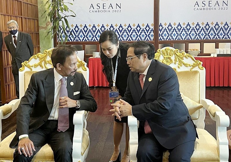越南政府总理范明正会见文莱苏丹哈吉·哈桑纳尔·博尔基亚。（图片来源：越通社）