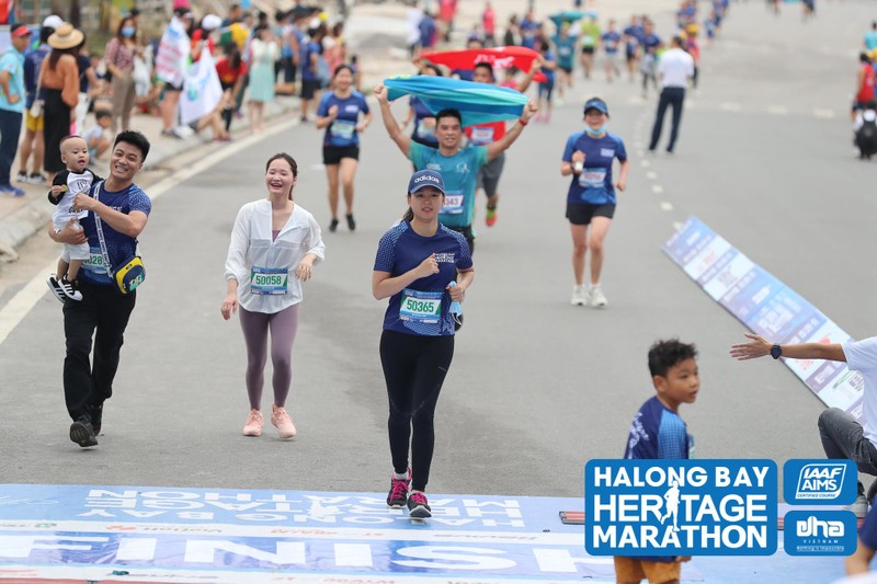 近1200名国际运动员报名参加下龙湾遗产国际马拉松大赛。（图片来源：组委会）