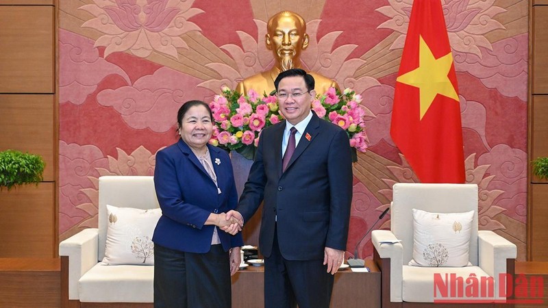 越南国会主席王廷惠会见老挝人民革命党中央组织部部长西赛•乐迪蒙颂。