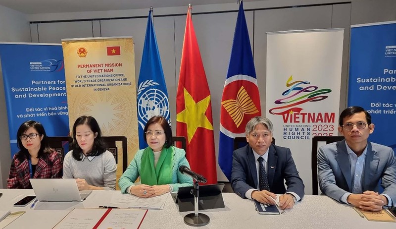 越南常驻联合国、世界贸易组织及日内瓦其他国际组织代表团团长黎氏雪梅大使（绿衣）发表讲话。（图片来源：国际报）