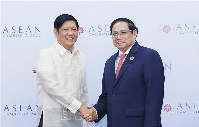 越南政府总理范明正会见菲律宾总统马科斯。（图片来源：越通社）