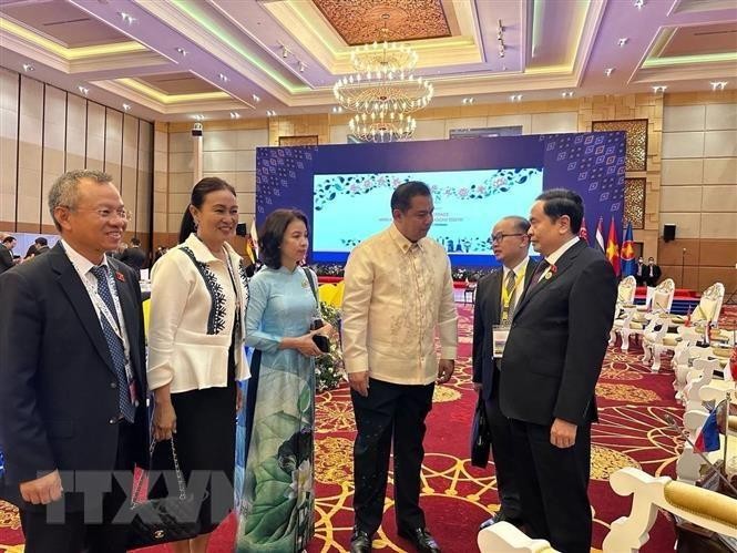 越南和菲律宾领导在东盟-东盟议会联盟领导人会晤间隙交换意见。