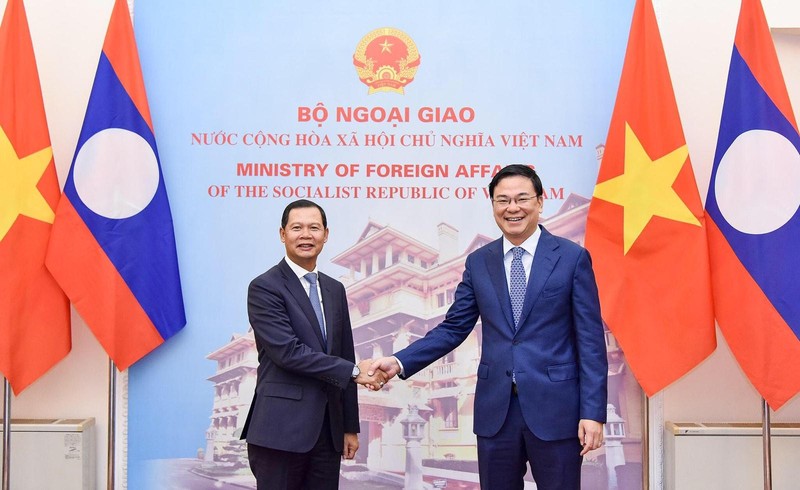 越南外交部副部长范光效和老挝外交部副部长珀赛·凯康佩屯。（图片来源：越通社）