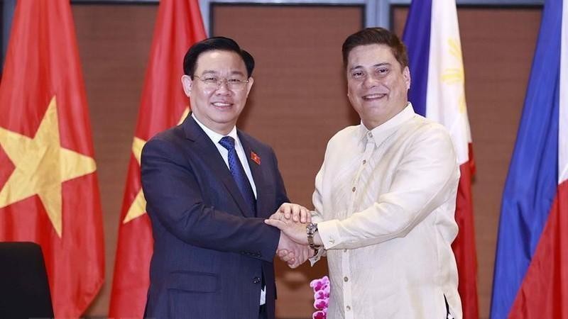 越南国会主席和菲律宾参议院议长胡安·祖比里。（图片来源：越通社）