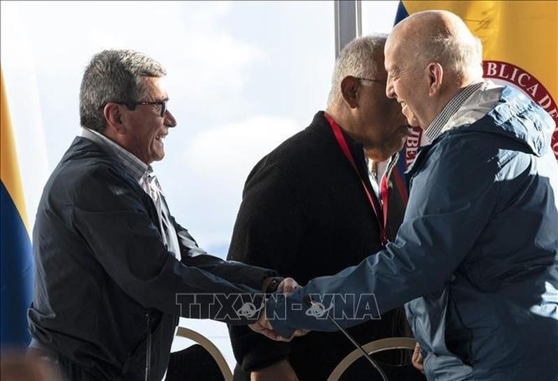 哥伦比亚政府代表团代表奥蒂·帕蒂诺（右）和ELN代表团团长巴勃罗·贝尔特兰于2022年11月21日在委内瑞拉加拉加斯举行的一轮和平谈判后举行的新闻发布会上。（图片来源：法新社/越通社）