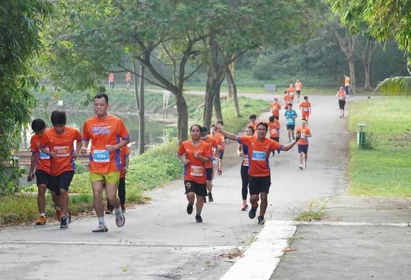“致力于没有针对妇女和女孩的暴力行为的越南” 竞跑赛在首都河内举行。