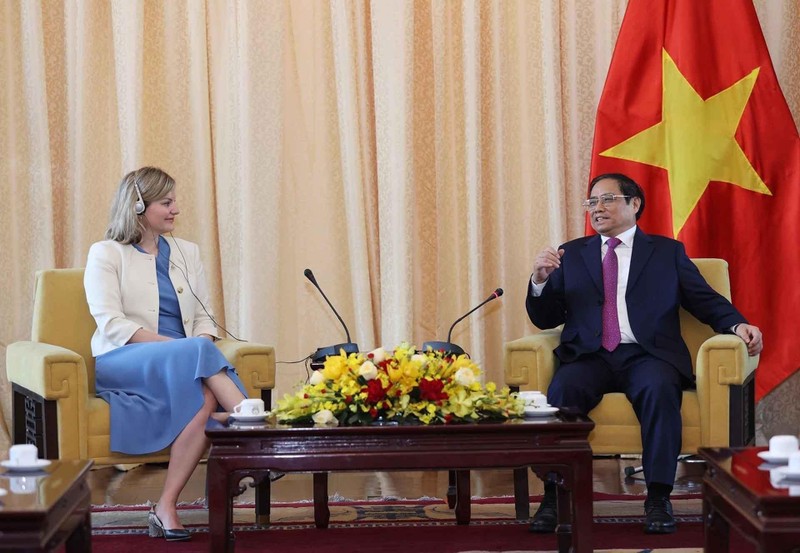 越南政府总理范明正会见荷兰外贸与发展合作大臣施赖纳马赫尔 