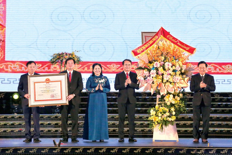 越南宁平省儒官县举行隆重仪式，接受新农村标准认证书和国家授予的三级劳动勋章暨庆祝儒官名称160周年。