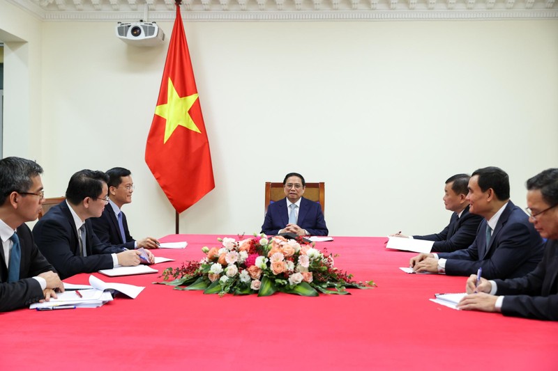 越南政府总理范明正与法国总理伊丽莎白·博尔内举行电话会谈。（图片来源：越通社）