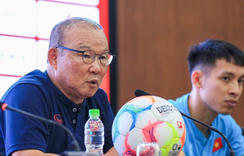越南男足队主教练朴恒绪。