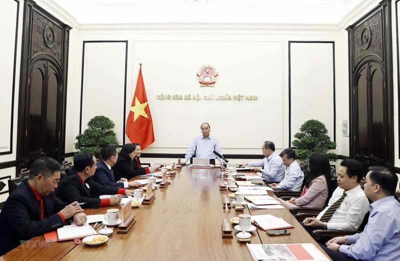 越南国家主席、越南红十字会名誉主席阮春福就开展2023年春节民生保障任务与该会主要领导进行座谈。（图片来源：越通社）