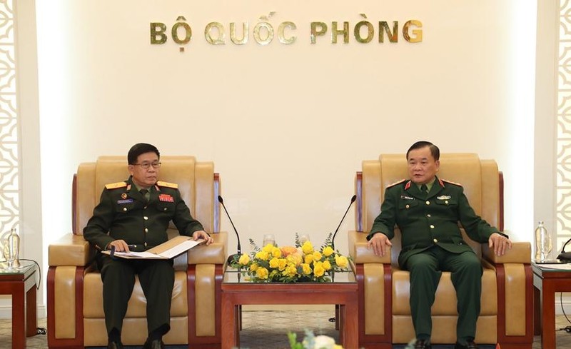 黄春战上将接见Bundueang Phansodsay少将。（图片来源：人民军队报）