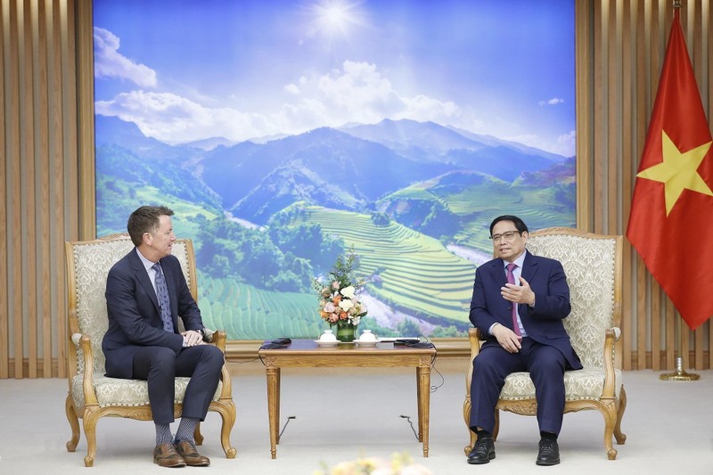 越南政府总理范明正会见耐克公司首席运营官坎皮恩。