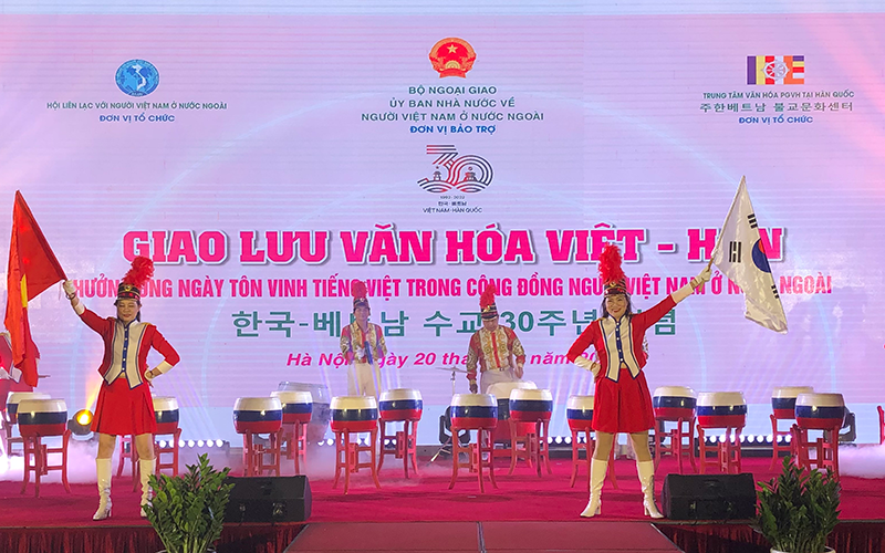 庆祝越韩建交30周年的文化交流会。