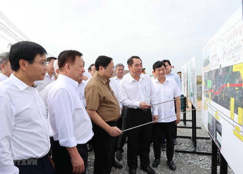 越南政府总理视察胡志明市-土龙木-真诚高速公路项目。（图片来源：越通社）