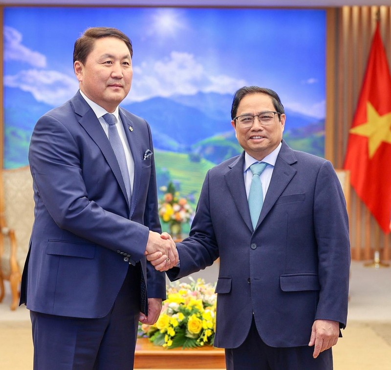 越南政府总理范明正和蒙古国国防部长赛汗巴亚尔。（图片来源：VGP）