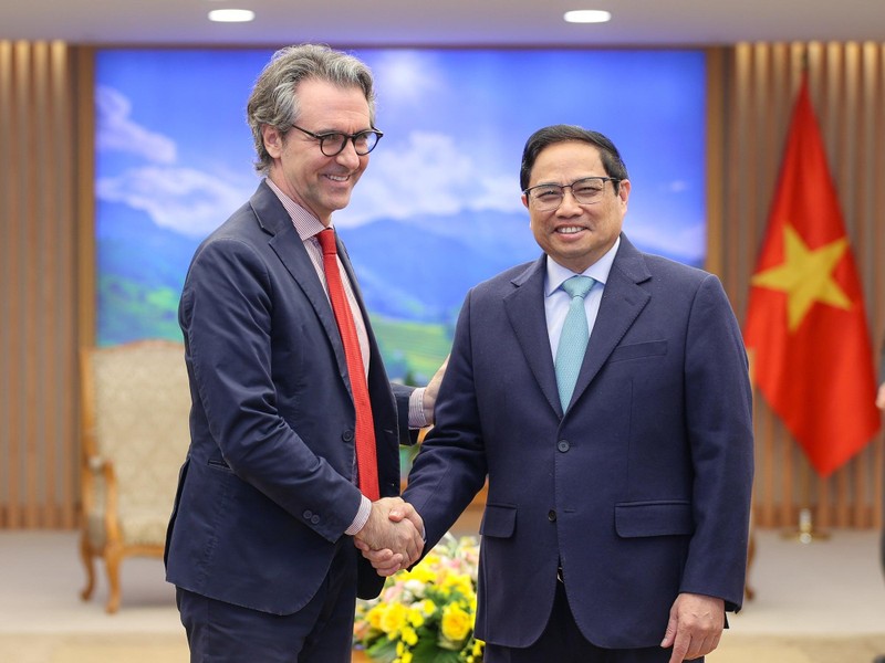 越南政府总理范明正会见欧盟驻越南代表团团长乔治·阿里贝蒂。（图片来源：VGP）