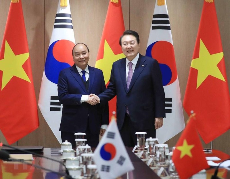 越南国家主席阮春福与韩国总统尹锡悦握手。（图片来源：越通社）