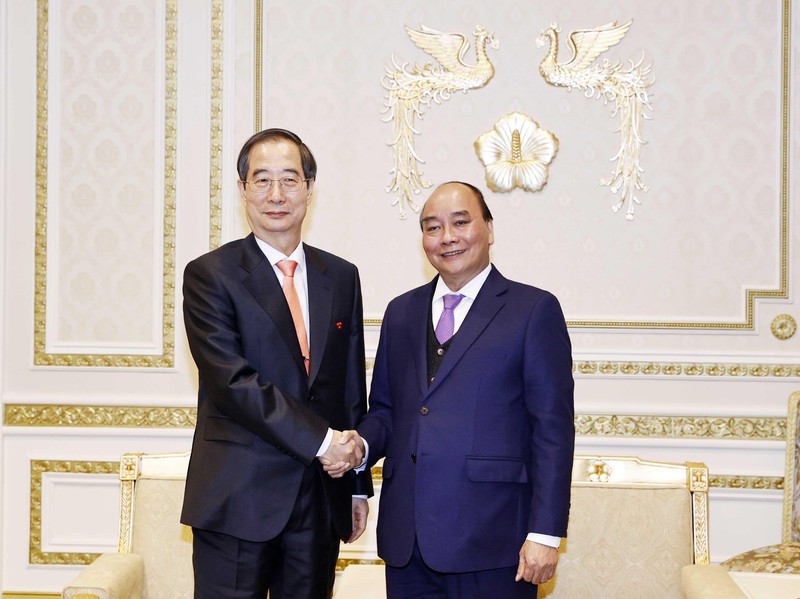 越南国家主席阮春福与韩国总理韩德洙合影。（图片来源：越通社）