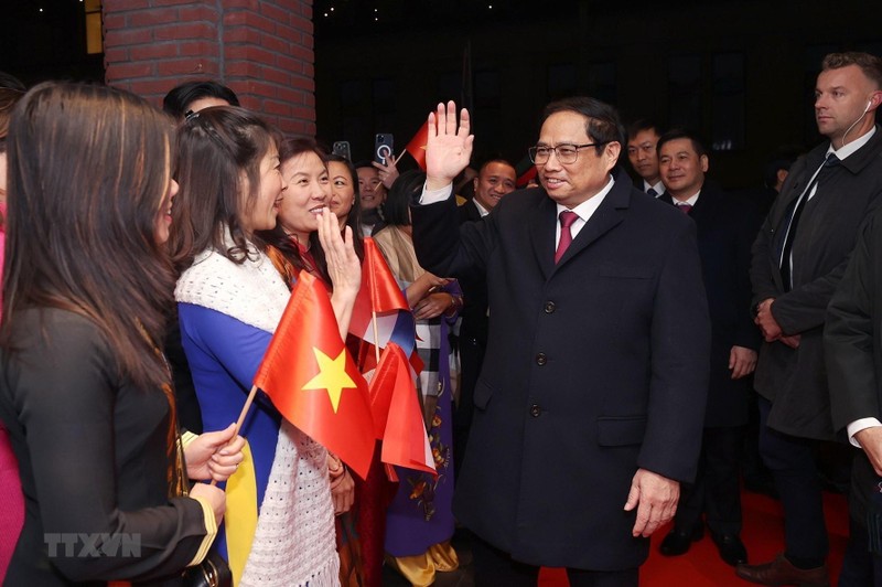 越南政府总理范明正和旅居荷兰越南人社群。（图片来源：越通社）