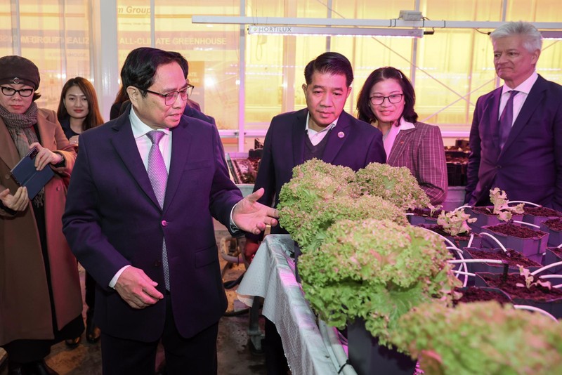 越南政府总理范明正参观荷兰世界园艺中心。（图片来源：VGP）