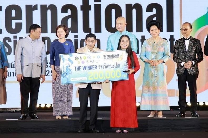 越南设计师黎氏兰香的“繁盛星球”奥黛系列荣获“最佳设计师”奖。
