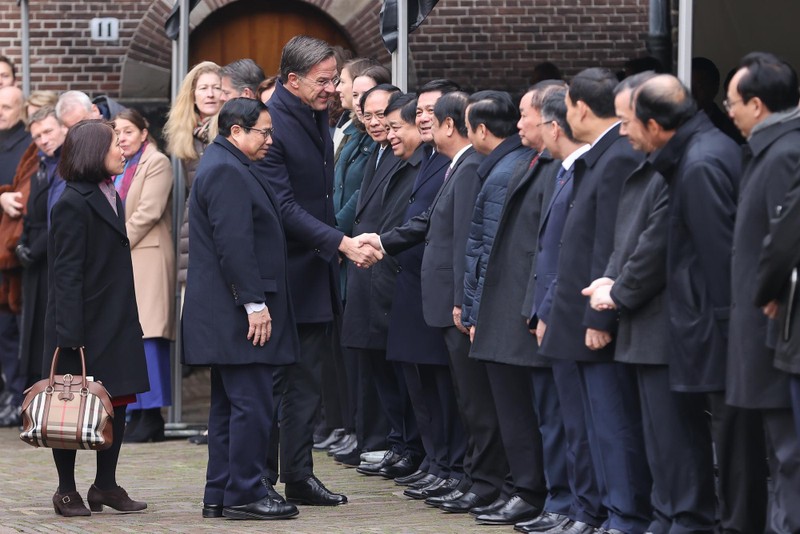范明正总理向荷兰首相马克·吕特介绍越南代表团团员。（图片来源：VGP）