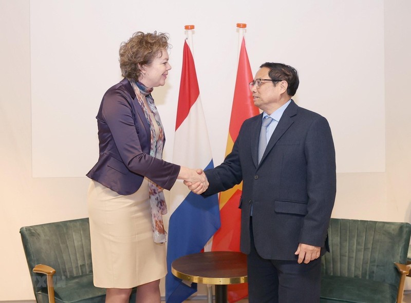 范明正总理与荷兰业主联合会主席英格丽·蒂森。（图片来源：越通社）