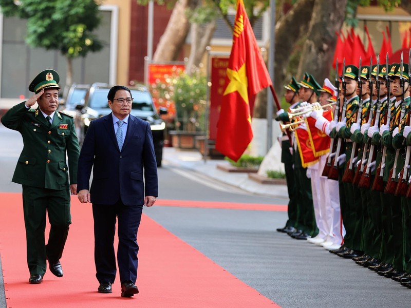 越南政府总理范明正视察边防部队司令部。（图片来源：VGP）